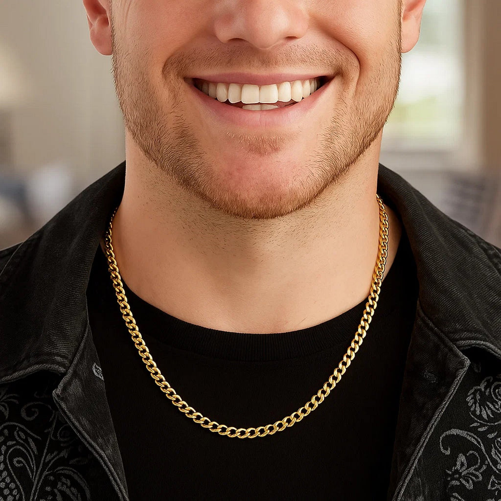 4.70mm curb chain in 14K yellow gold worn with a dark jacket and T-shirt