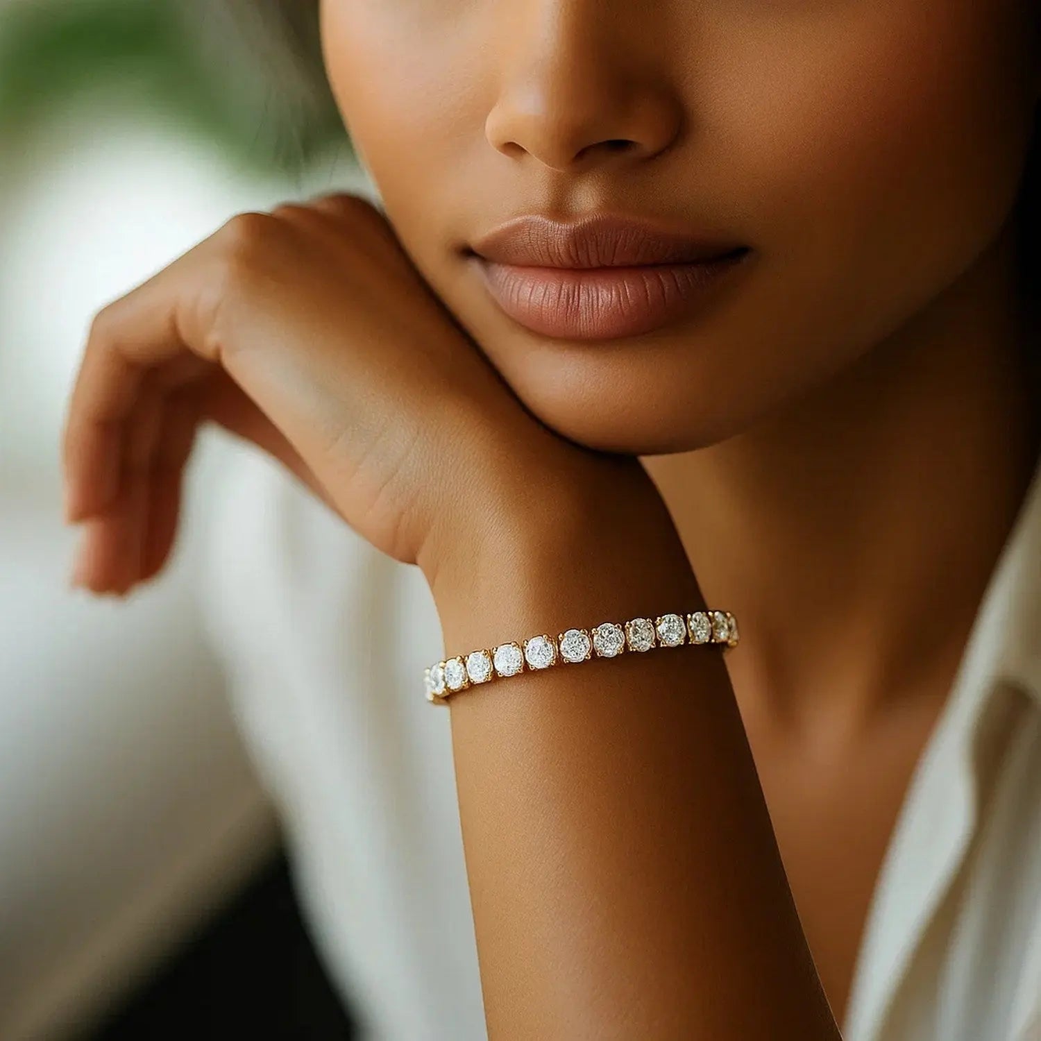 Close-up of 7.00 ct round-cut diamonds in 14K Solid Gold tennis bracelet — DEEVE