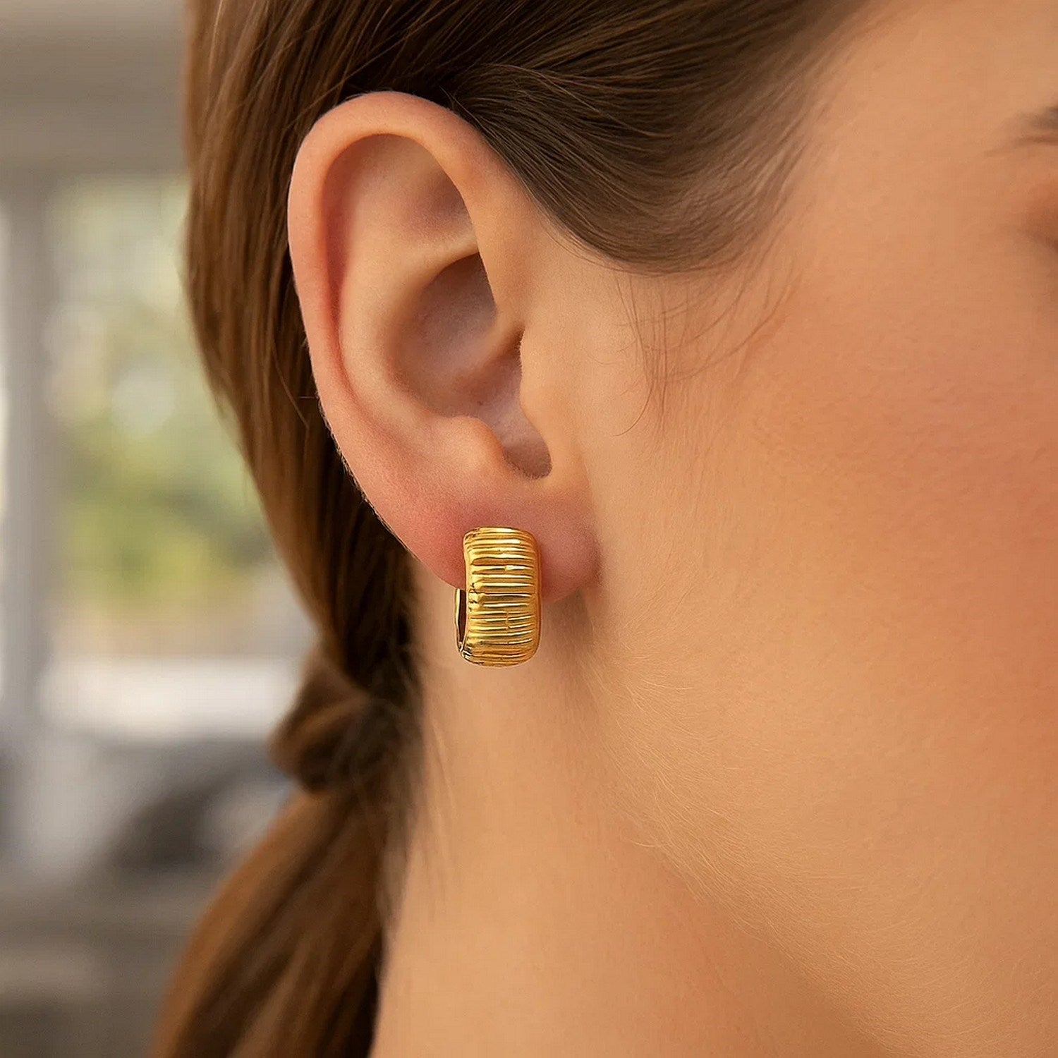 Diamond-Cut Huggie Hoop Earrings in 14K Yellow Gold