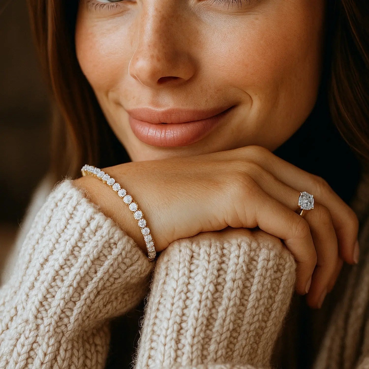 Close-up of 5.00 ct round-cut diamonds in 14K Solid Gold tennis bracelet — DEEVE