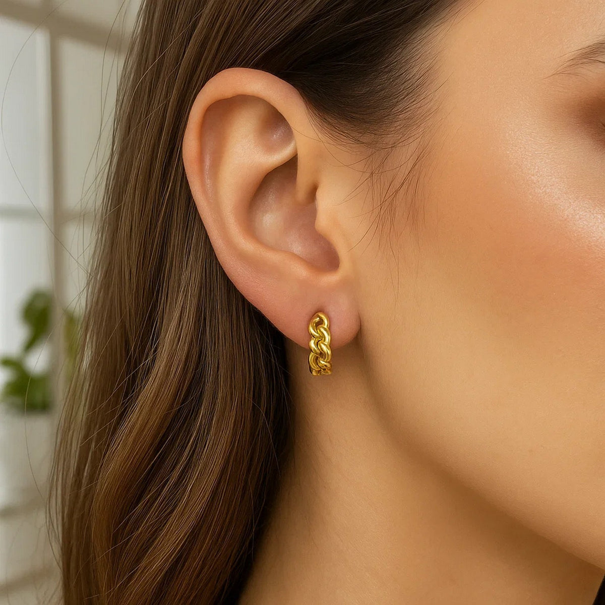 Curb chain 14K yellow gold huggie on the ear
