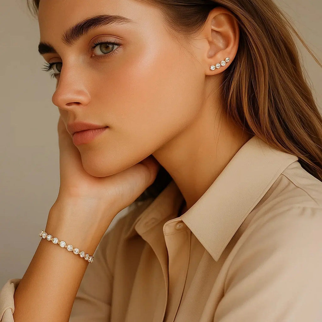 Close-up of 6.00 ct round-cut diamonds in 14K Solid Gold tennis bracelet — DEEVE